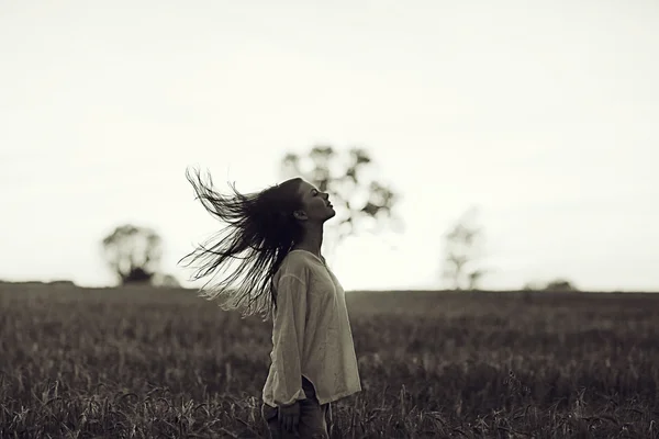 Девушка с длинными волосами на закате — стоковое фото