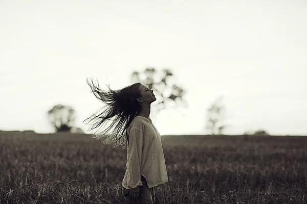 Menina com cabelo comprido ao pôr do sol — Fotografia de Stock