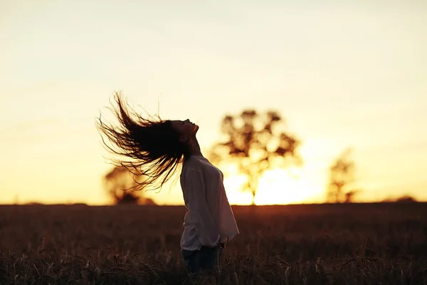 Menina com cabelo comprido ao pôr do sol — Fotografia de Stock