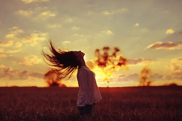 Chica con el pelo largo al atardecer — Foto de Stock