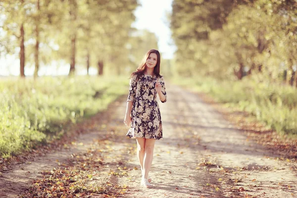 Menina de vestido na estrada de verão — Fotografia de Stock