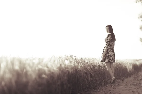 밀의 소박한 풍경에 여자 — 스톡 사진