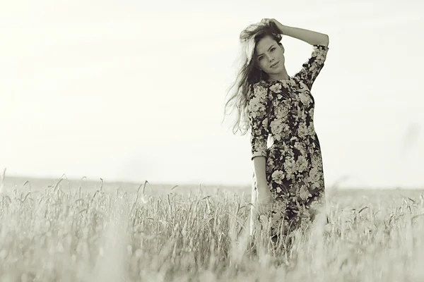 Дівчина в сільському пейзажі пшениці — стокове фото