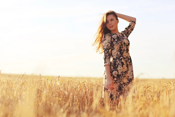 小麦の素朴な風景の中の少女 — ストック写真