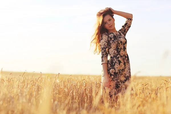 Ragazza nel paesaggio rustico del grano — Foto Stock