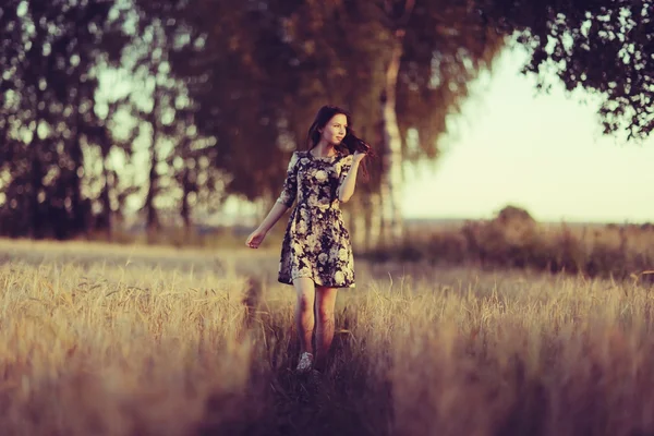 Девушка в ржавом ландшафте пшеницы — стоковое фото