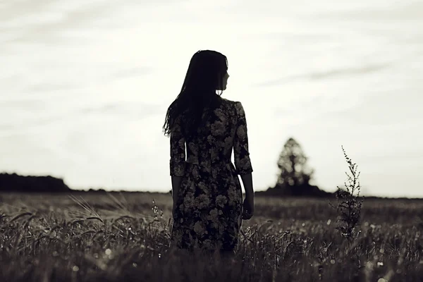 Flickan i det rustika landskapet av vete — Stockfoto