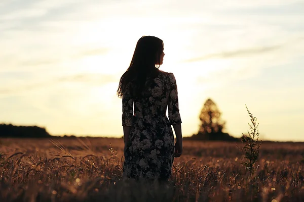 Девушка в поле на фоне неба — стоковое фото