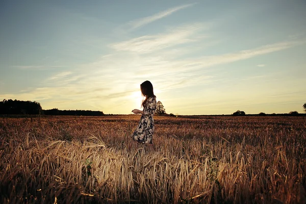 Ragazza nel campo su sfondo cielo — Foto Stock