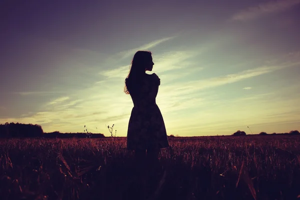 Chica en el campo en el fondo del cielo — Foto de Stock