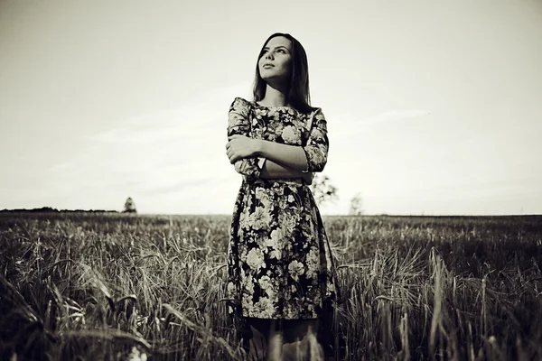 Mädchen auf dem Feld am Himmel Hintergrund — Stockfoto