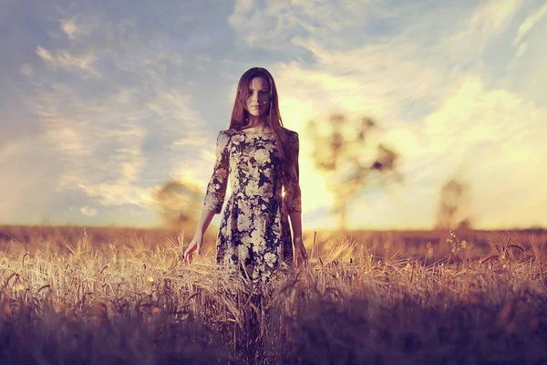 Chica en el paisaje rústico de trigo — Foto de Stock