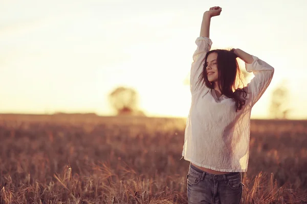 Fille étire au coucher du soleil — Photo