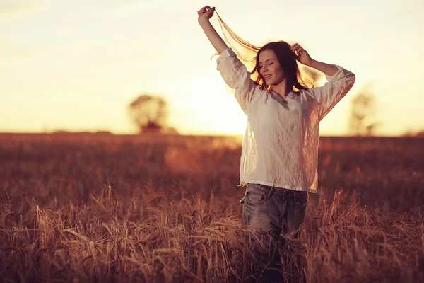 Ragazza si estende al tramonto — Foto Stock