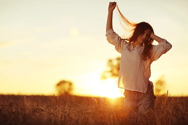 A naplemente, hosszú hajú lány — Stock Fotó