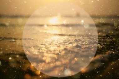 denizin üzerinde arka plan günbatımı