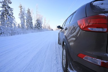  Kış yol ve araba penceresi