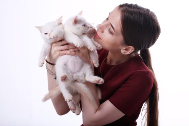 kadın elinde yavru kedi