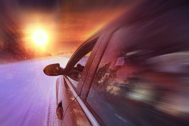 doğada kış araba yolculuğu