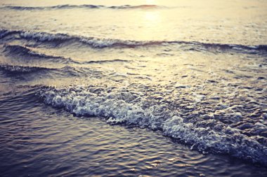 gün batımında denizde yaz 