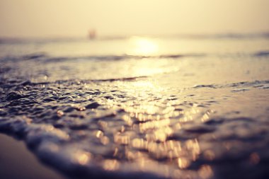 gün batımında denizde yaz 