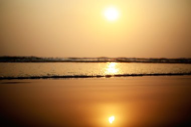 gün batımında denizde yaz 