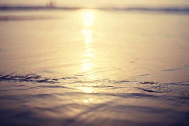 gün batımında denizde yaz 