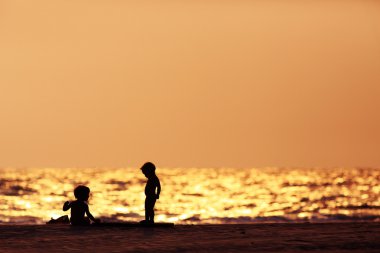 iki genç çocuk beac üzerinde