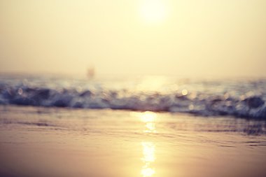 gün batımında denizde yaz 