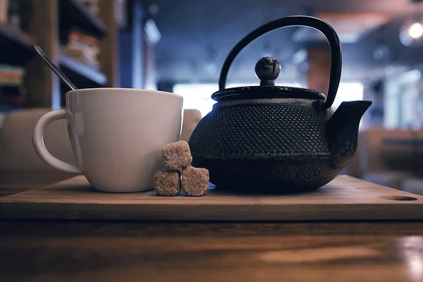 Théière et tasse de thé dans un café — Photo