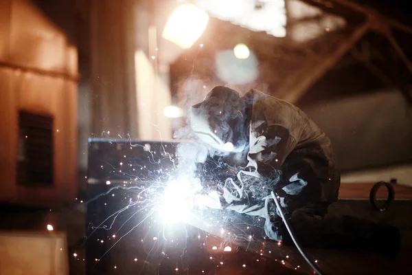 Welder worker at  factory — Stock Photo, Image