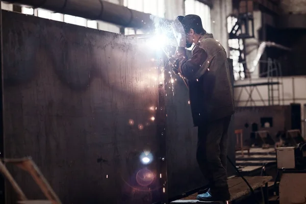Svářeč dělník v továrně — Stock fotografie