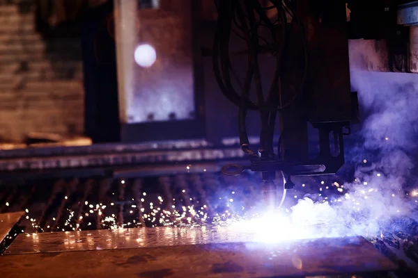 Corte a plasma de metal — Fotografia de Stock