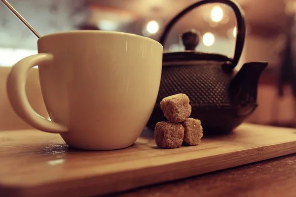 Czajniczek i filiżanka herbaty w kawiarni — Zdjęcie stockowe