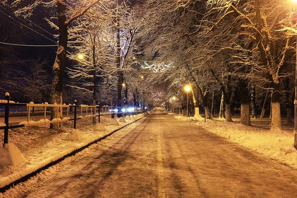 Paesaggio notturno nella città invernale — Foto Stock
