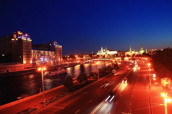 Trafic nocturne dans la ville d'hiver — Photo