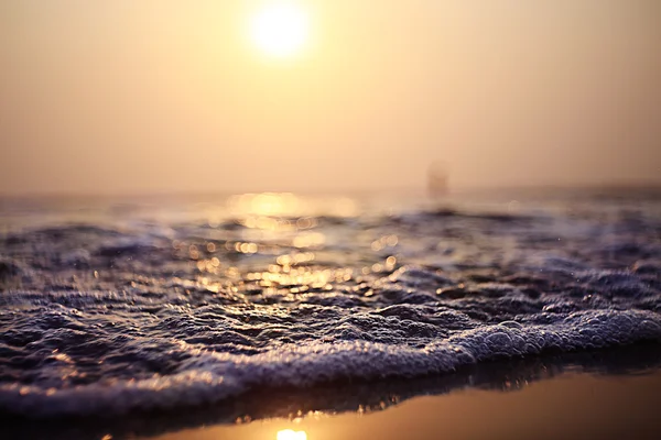 Coucher de soleil sur la mer en été — Photo