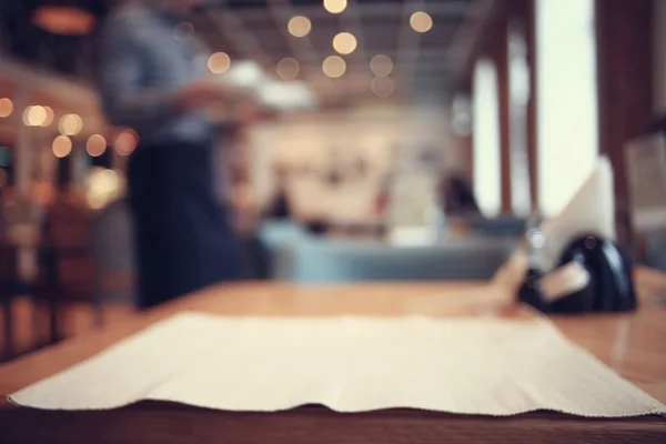 Ober in het restaurant is geschikt — Stockfoto