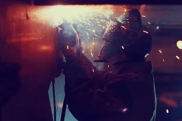 Welder working at the factory — Stock Photo, Image