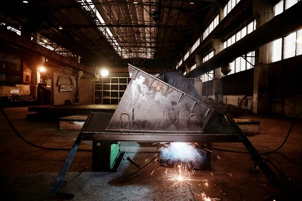 Lasser werken in de fabriek — Stockfoto