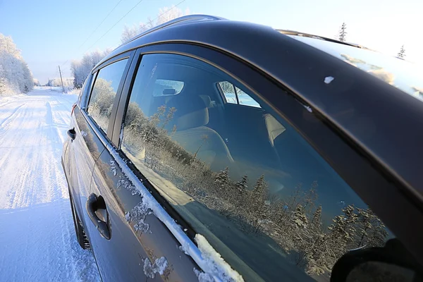 Route d'hiver et fenêtre de voiture — Photo
