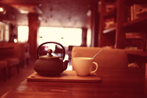 Teapot and cup of tea at a cafe — Stock Photo, Image