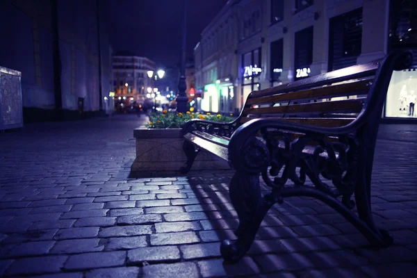 Открытая скамейка в городе — стоковое фото