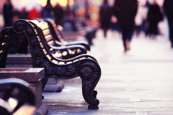 Зимний пейзаж с видом на городские скамейки — стоковое фото