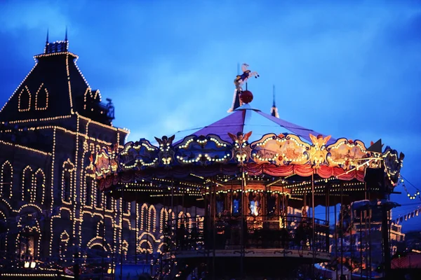 Traditionele carrousel in stad — Stockfoto