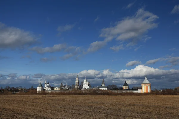 Pravoslavný kostel a řeka — Stock fotografie