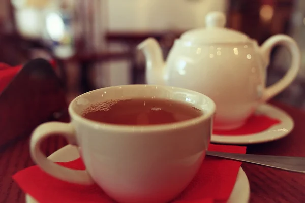 Bule e xícara de chá em um café — Fotografia de Stock