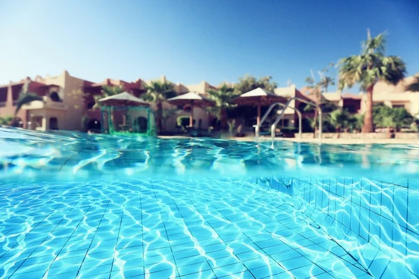 Zwembad van het resort hotel — Stockfoto