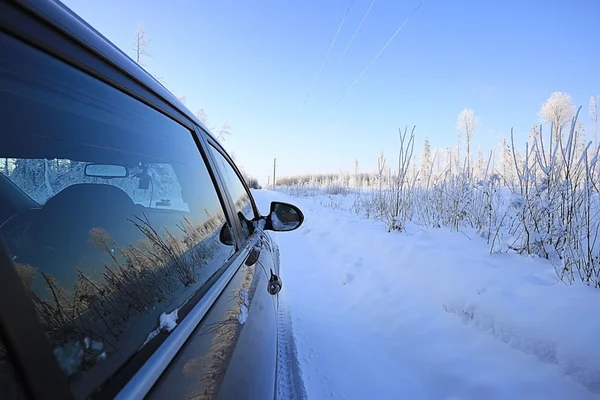 Carretera de invierno y ventana del coche — Foto de Stock