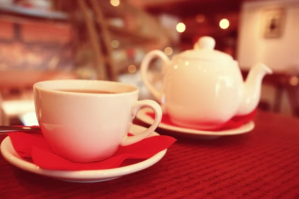 Tetera y taza de té en un café — Foto de Stock